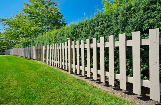 Délimitez votre terrain grâce à nos clôtures et panneaux en bois.